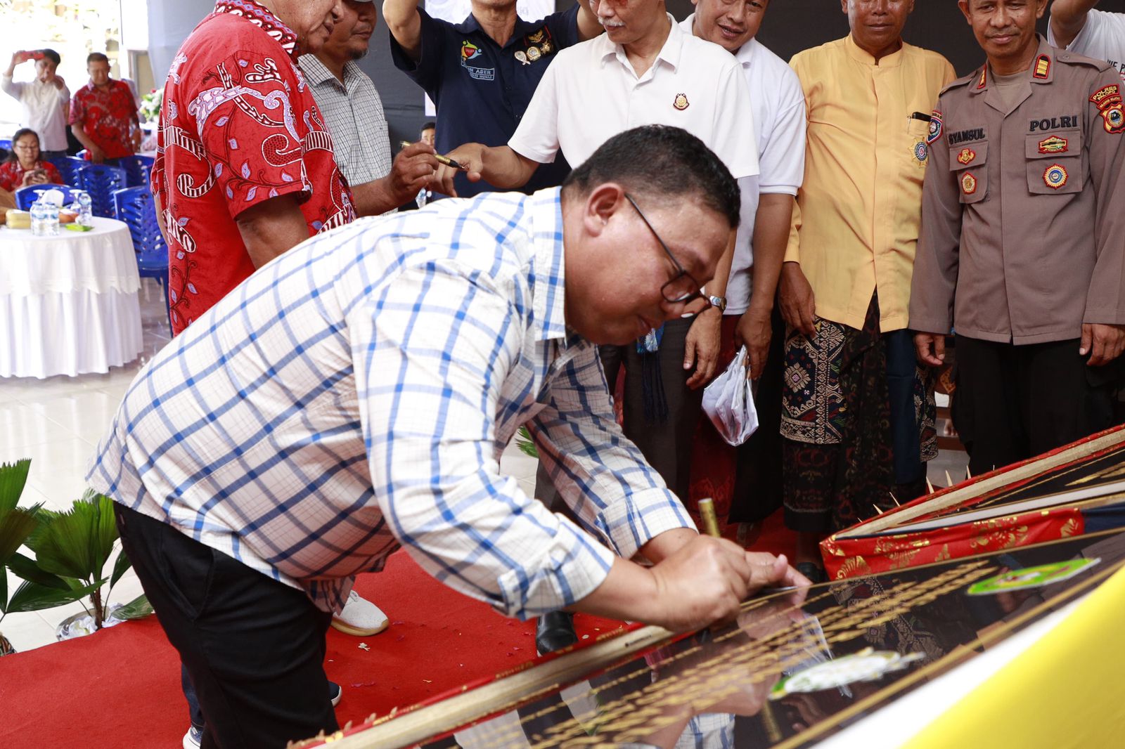 Pj wali Kota Palopo Serahkan Akta Hibah Tanah dan Tandatangani Prasasti Peresmian Pekuburan Umat Hindu