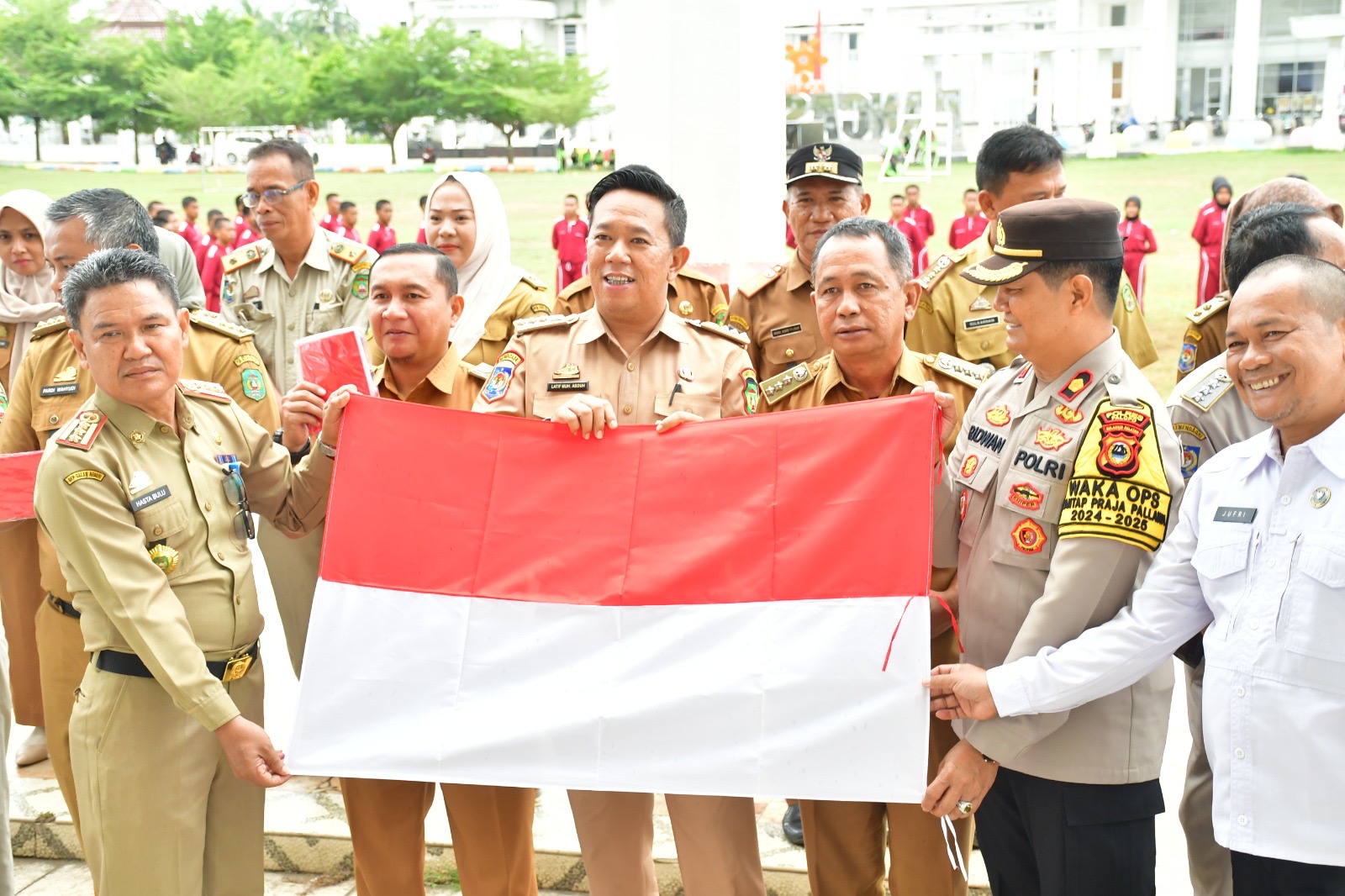 Pemkot Palopo Bagikan Bendera Merah Putih, Harap Semangat Berbangsa Makin Kokoh